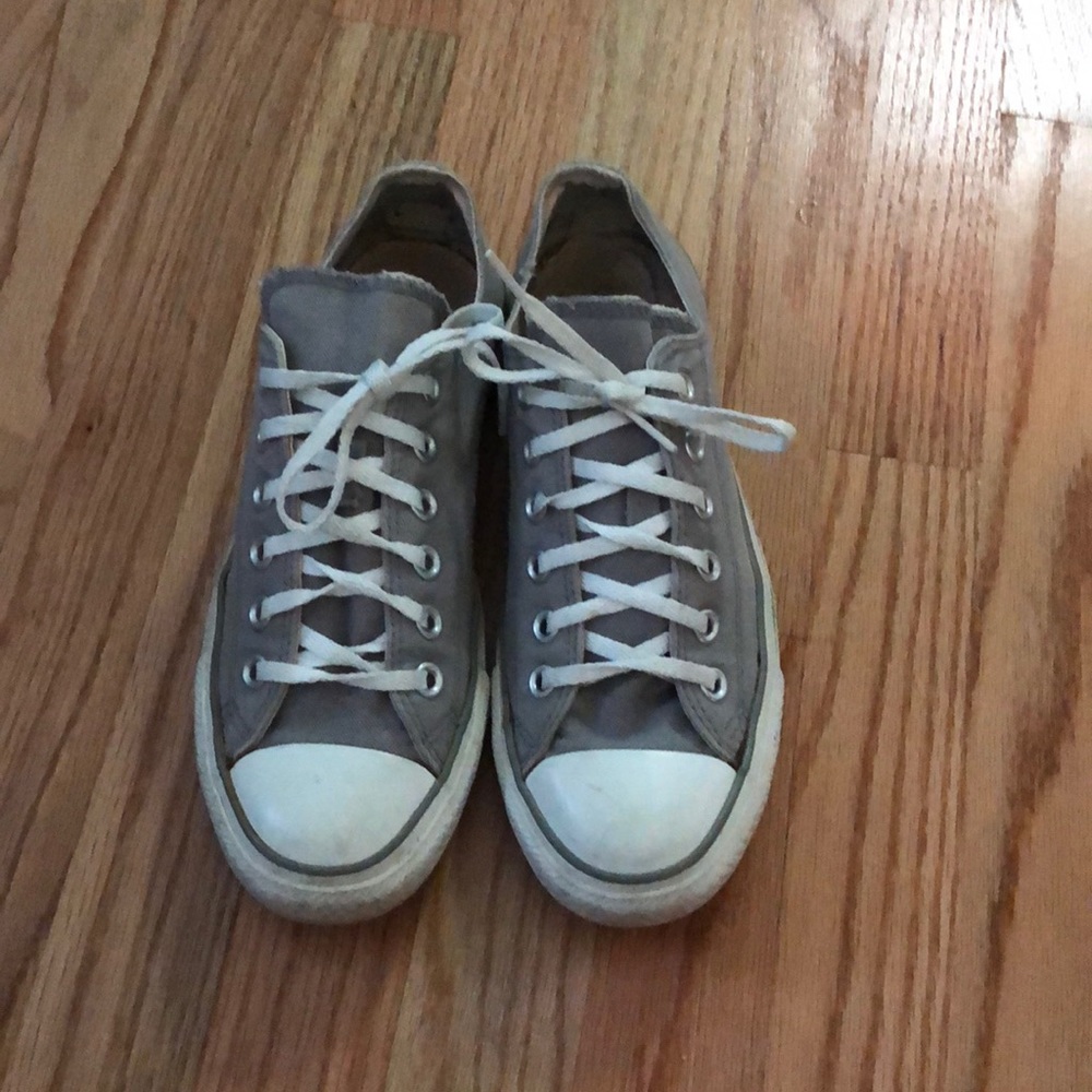 Grey low top converse
